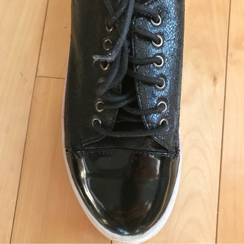 Bossini black sneakers, subtle glitter on the sides for an extra edge 👍